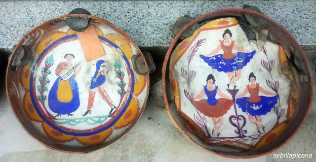 Tamburelli con sonagli e decorazioni, provenienti dalla zona del maceratase.