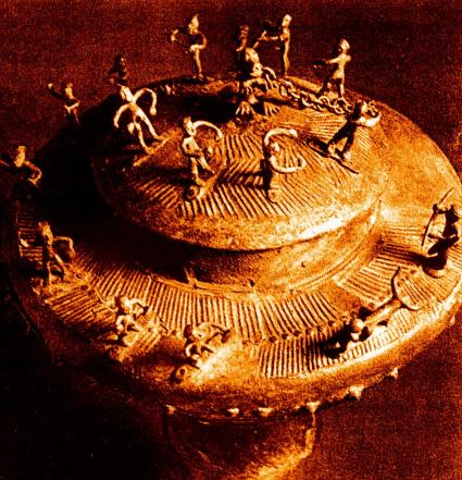 Coperchio bronzeo piceno con rito di fondazione, conservato presso il Museo Archeologico Nazionale delle Marche