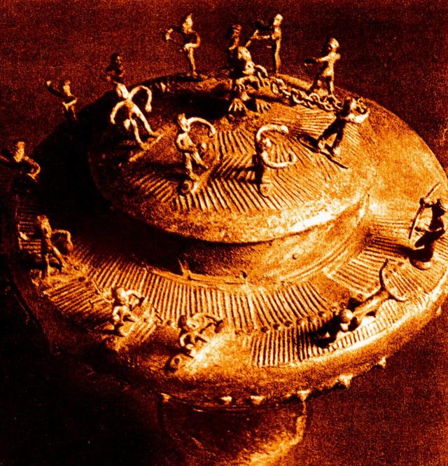 Coperchio bronzeo piceno con rito di fondazione, conservato presso il Museo Archeologico Nazionale delle Marche