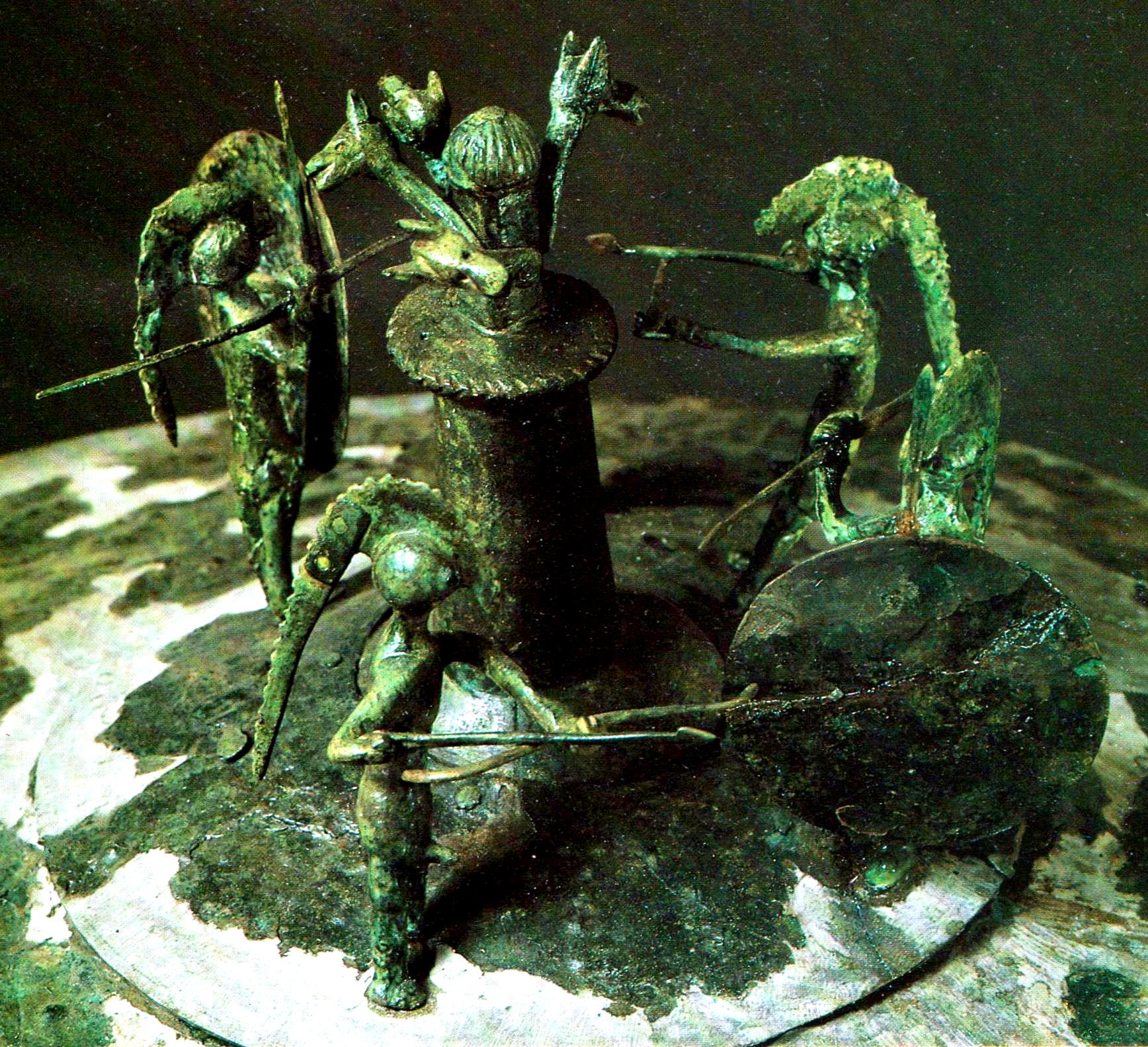 Coperchio bronzeo piceno con rituale di danza