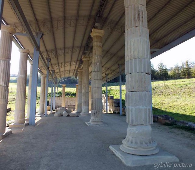 Il portico del santuario di Monterinaldo