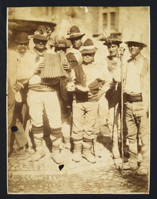 Suonatori (Fonte: ICCD, http://www.fotografia.iccd.beniculturali.it/index.php?r=collezioni/scheda&id=611559)